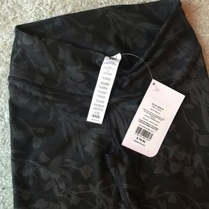 NWT Fabletics Black Floral Leggings Size XXS
